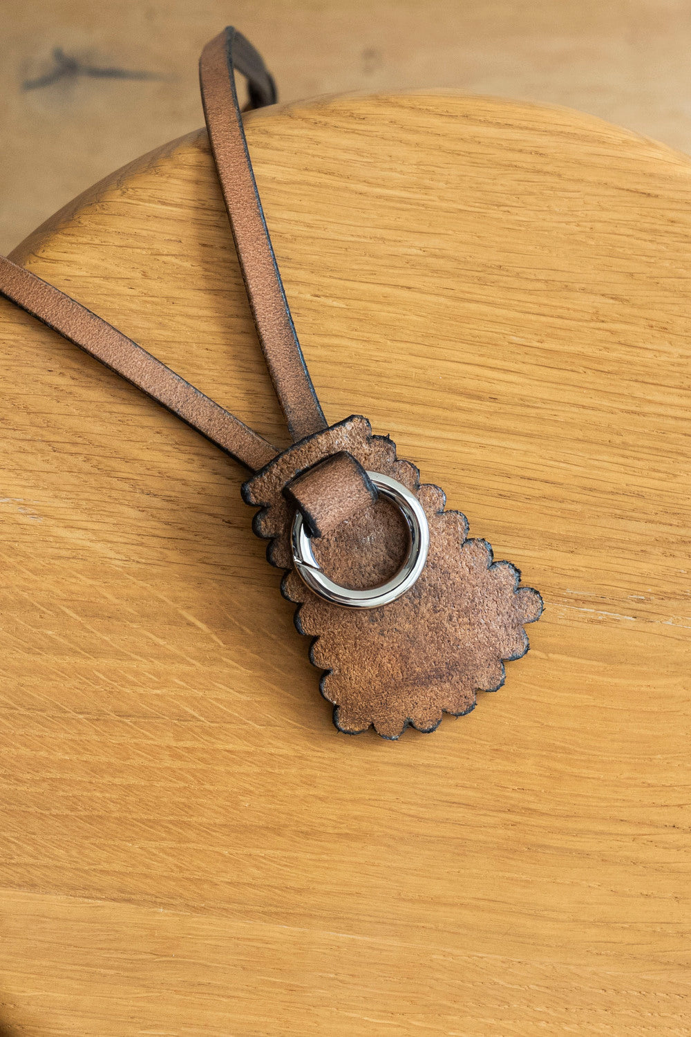 KEYHOLDER NECKLACE TRAPEZE CURLS | cliché