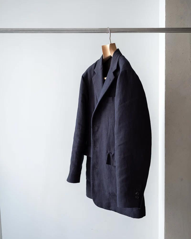 同じ形でも、素材が変われば服は別物になる。