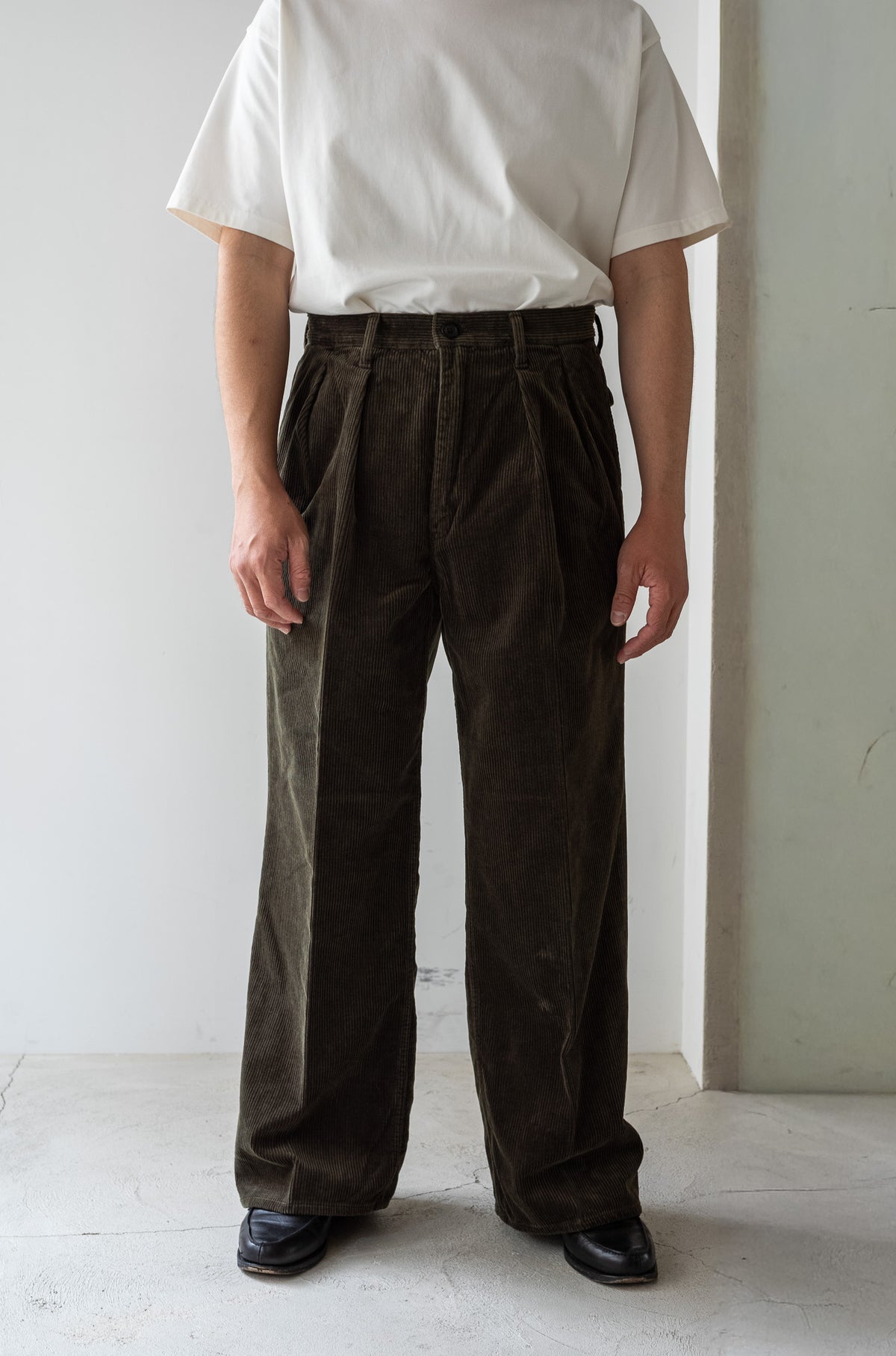 Warm Corduroy Trousers 〈BOTTLE GREEN〉