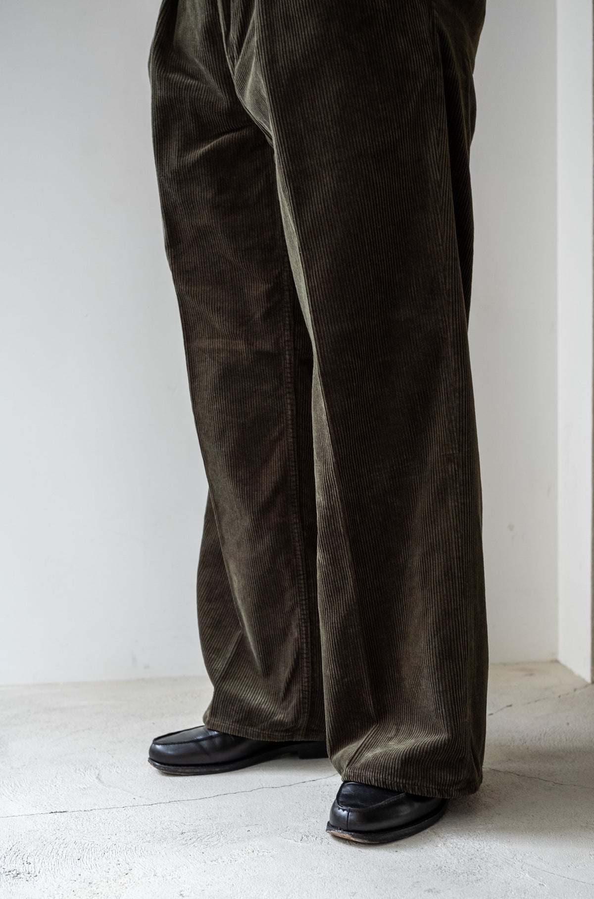 Warm Corduroy Trousers 〈BOTTLE GREEN〉