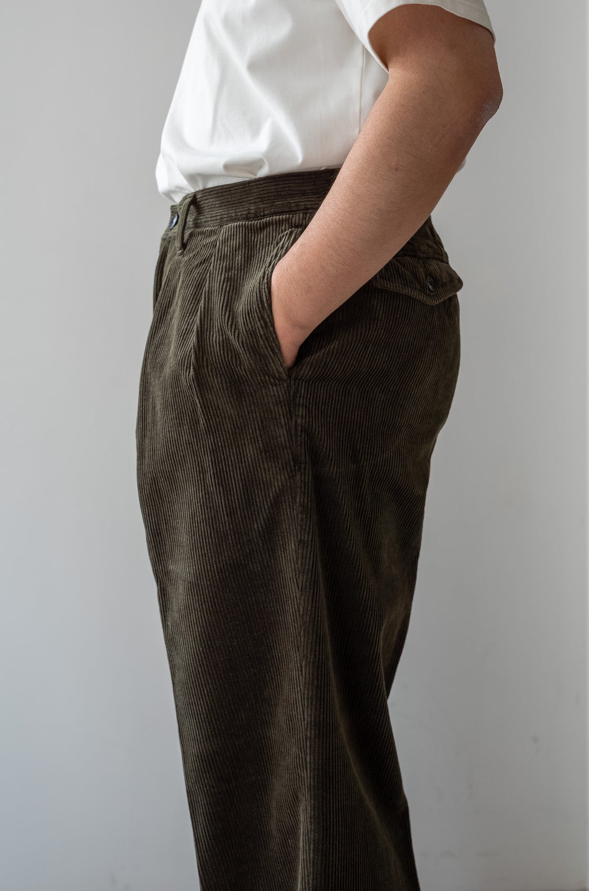 Warm Corduroy Trousers 〈BOTTLE GREEN〉