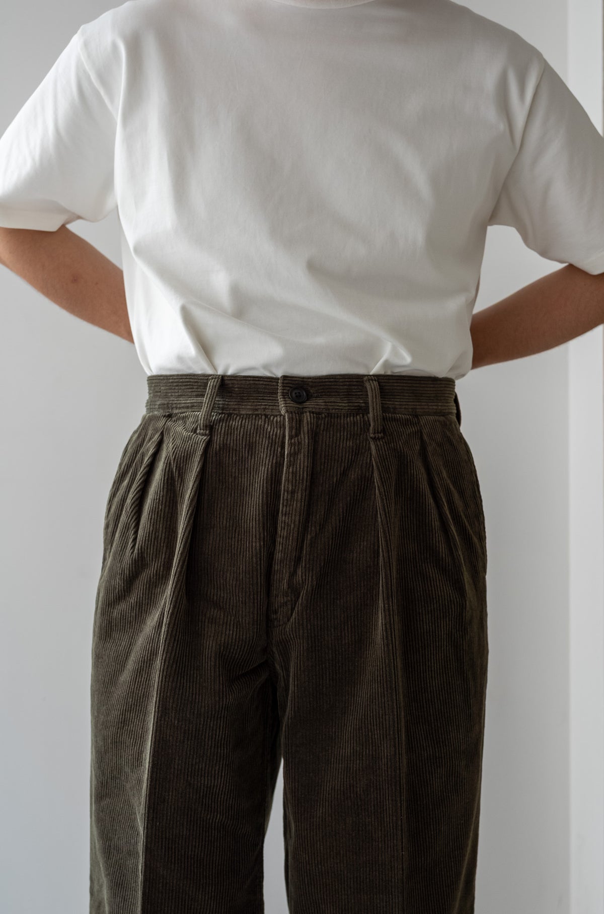 Warm Corduroy Trousers 〈BOTTLE GREEN〉
