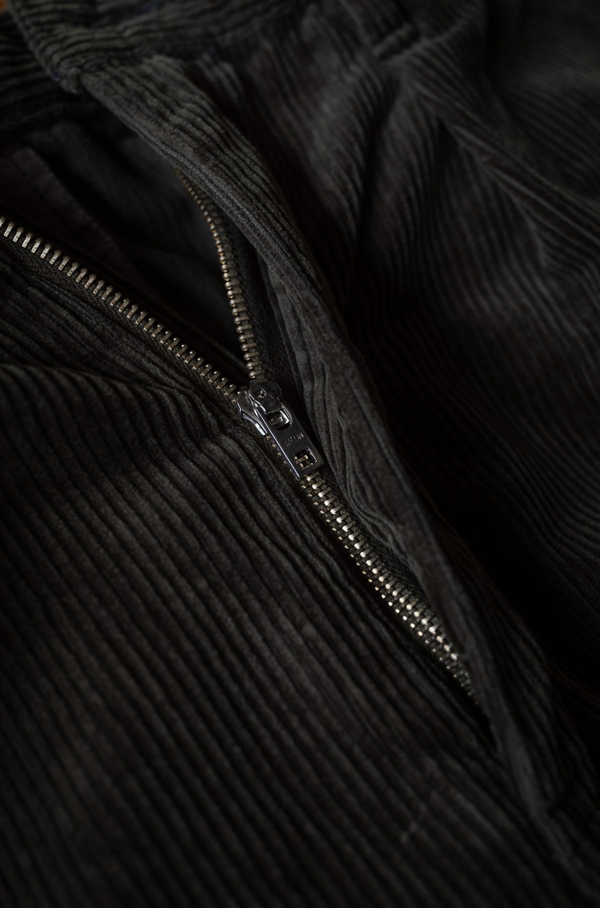 Warm Corduroy Trousers 〈BOTTLE GREEN〉