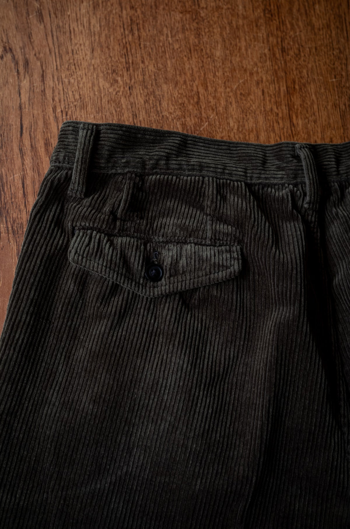 Warm Corduroy Trousers 〈BOTTLE GREEN〉