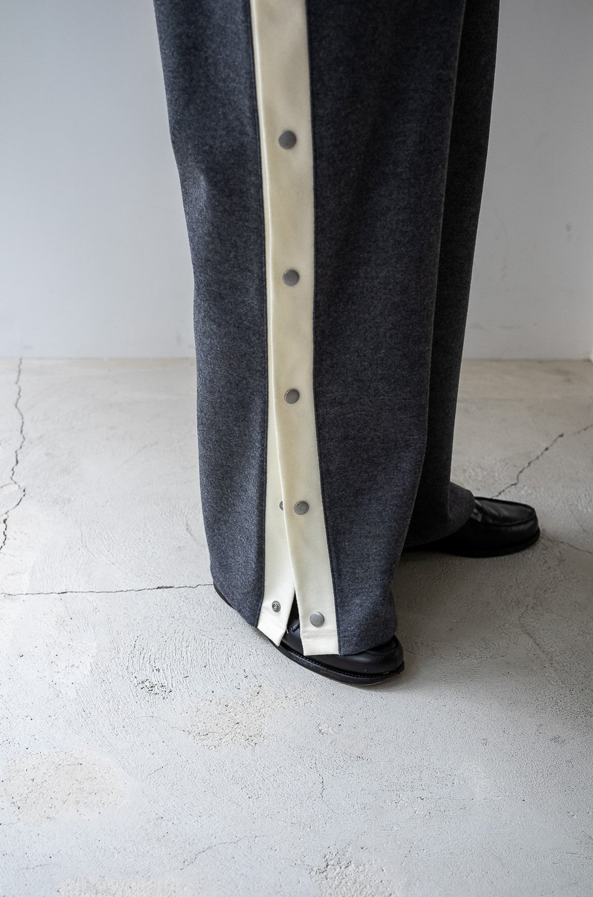 Teraway Wool Trousers 〈GRAY〉