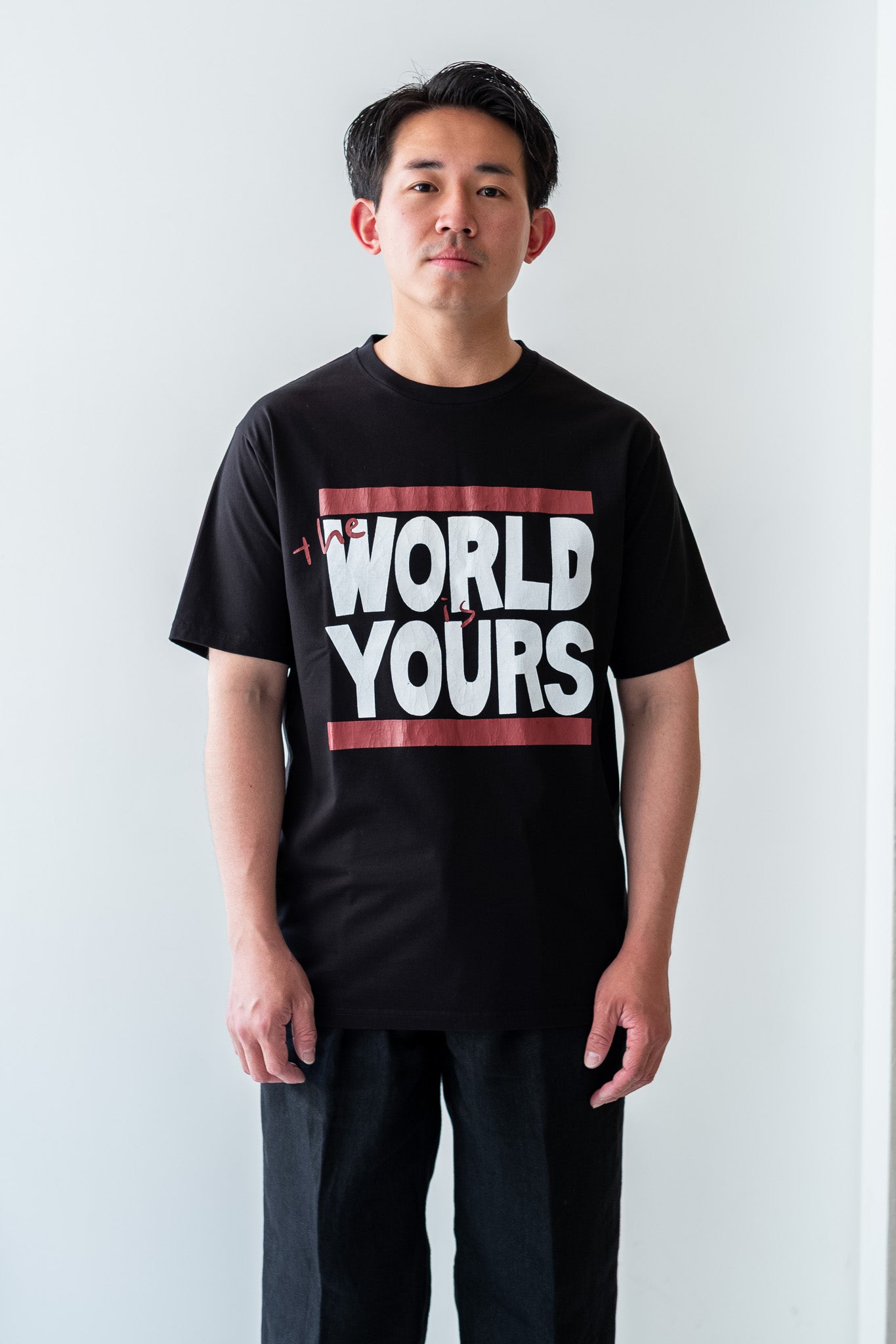 WORLD IS YOURS Tee-Block Letter〔BLACK〕