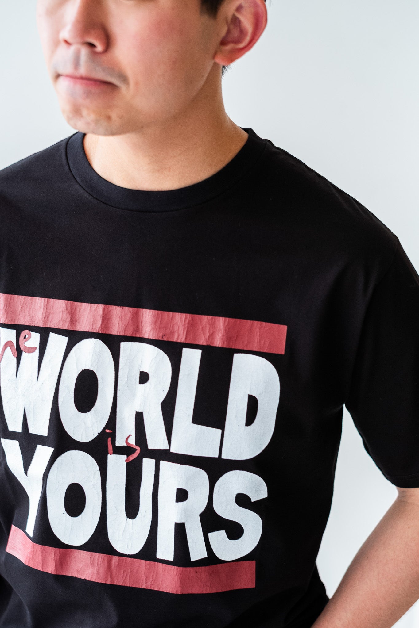 WORLD IS YOURS Tee-Block Letter〔BLACK〕