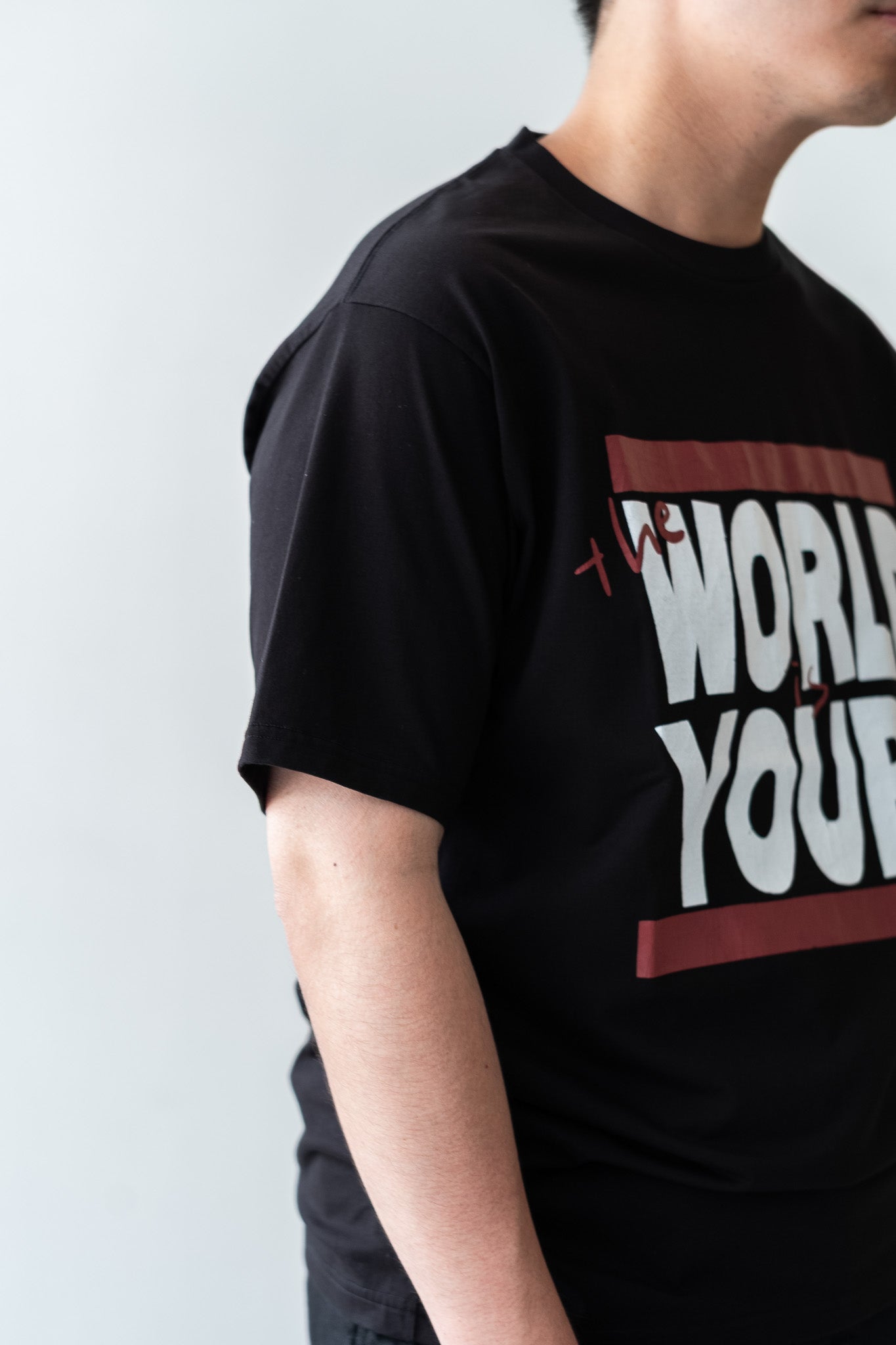 WORLD IS YOURS Tee-Block Letter〔BLACK〕