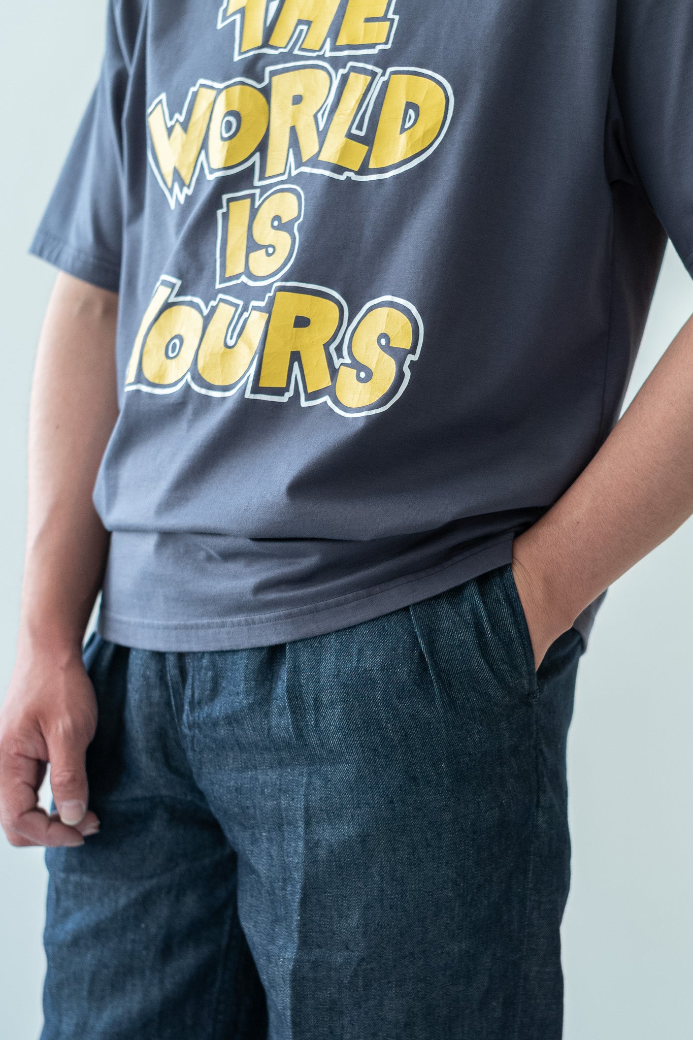 WORLD IS YOURS Tee-Cartoon Letter〔GRAY〕