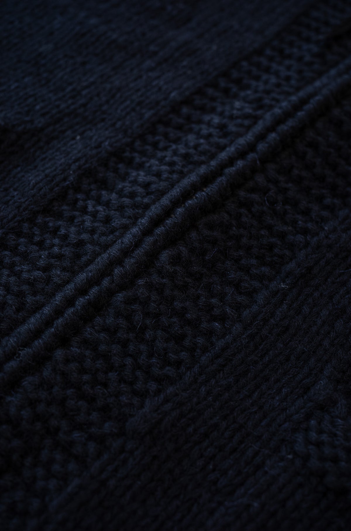 Quiet Season Hand-Knit Zip Jacket 〈NOIR〉