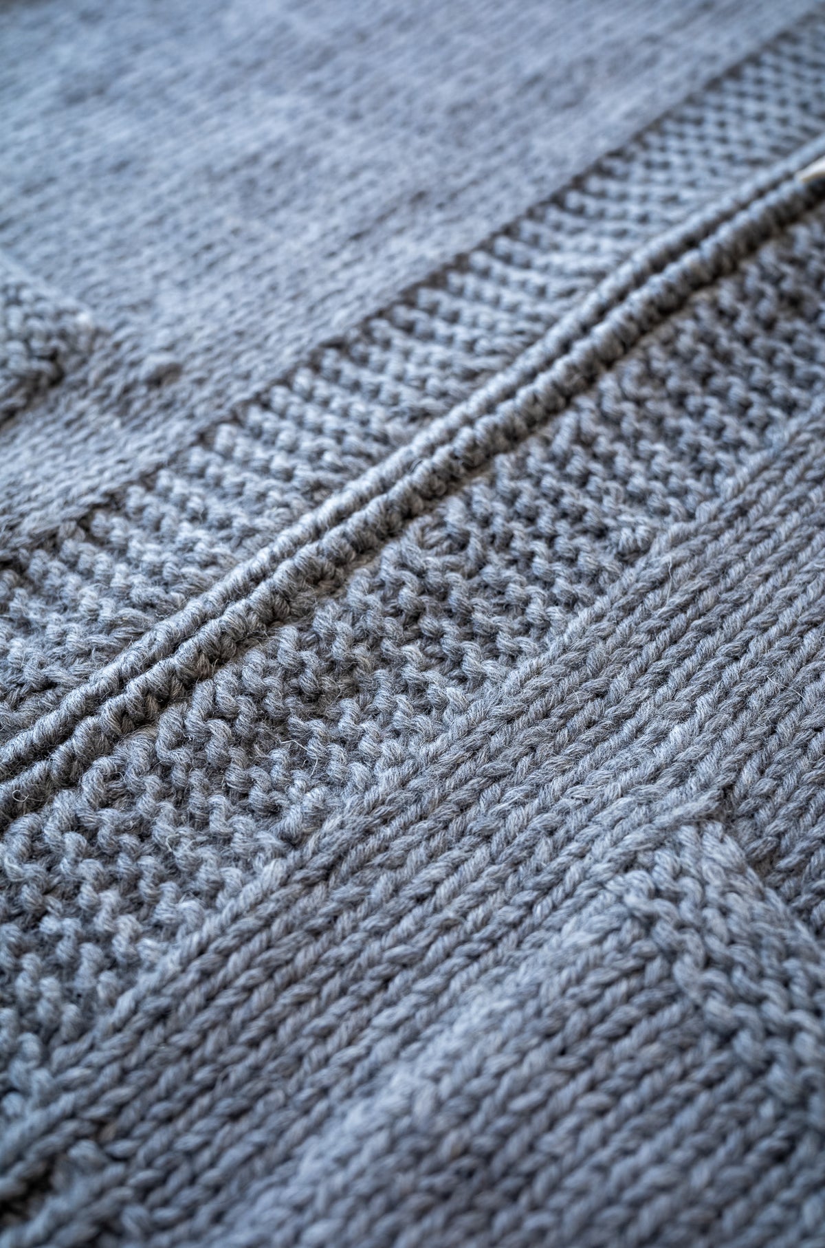 Quiet Season Hand-Knit Zip Jacket 〈L/GRAY〉