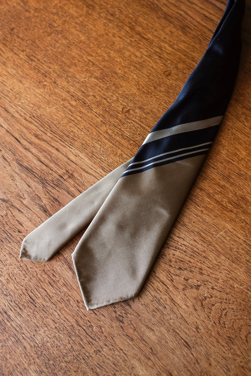MOD 7 / PANEL BORDER SETTE PIEGHE TIE 〔NAVY × BEIGE〕