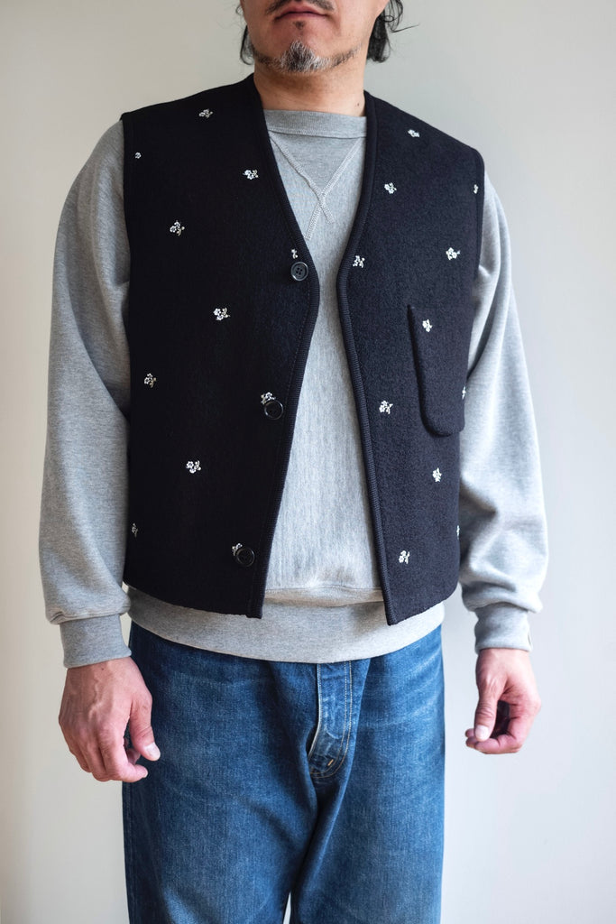 WALKER GILET CITY 〔BLACK FLOWER FELTED〕