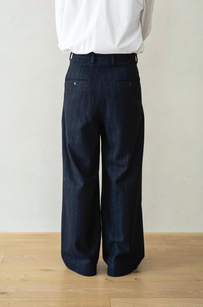 TUCKED BAGGY PANTS