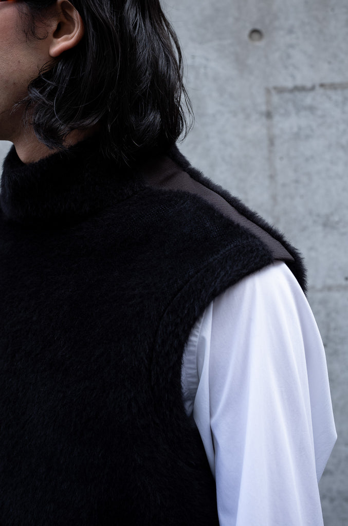 ACTION-TAPED SEAMS CLOPPED VEST