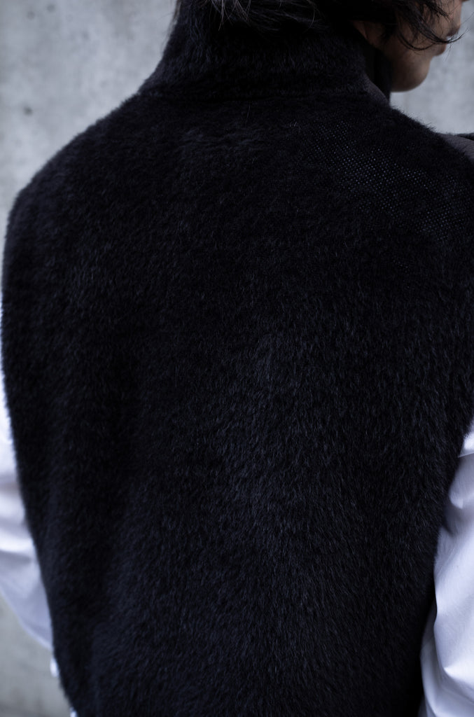 ACTION-TAPED SEAMS CLOPPED VEST